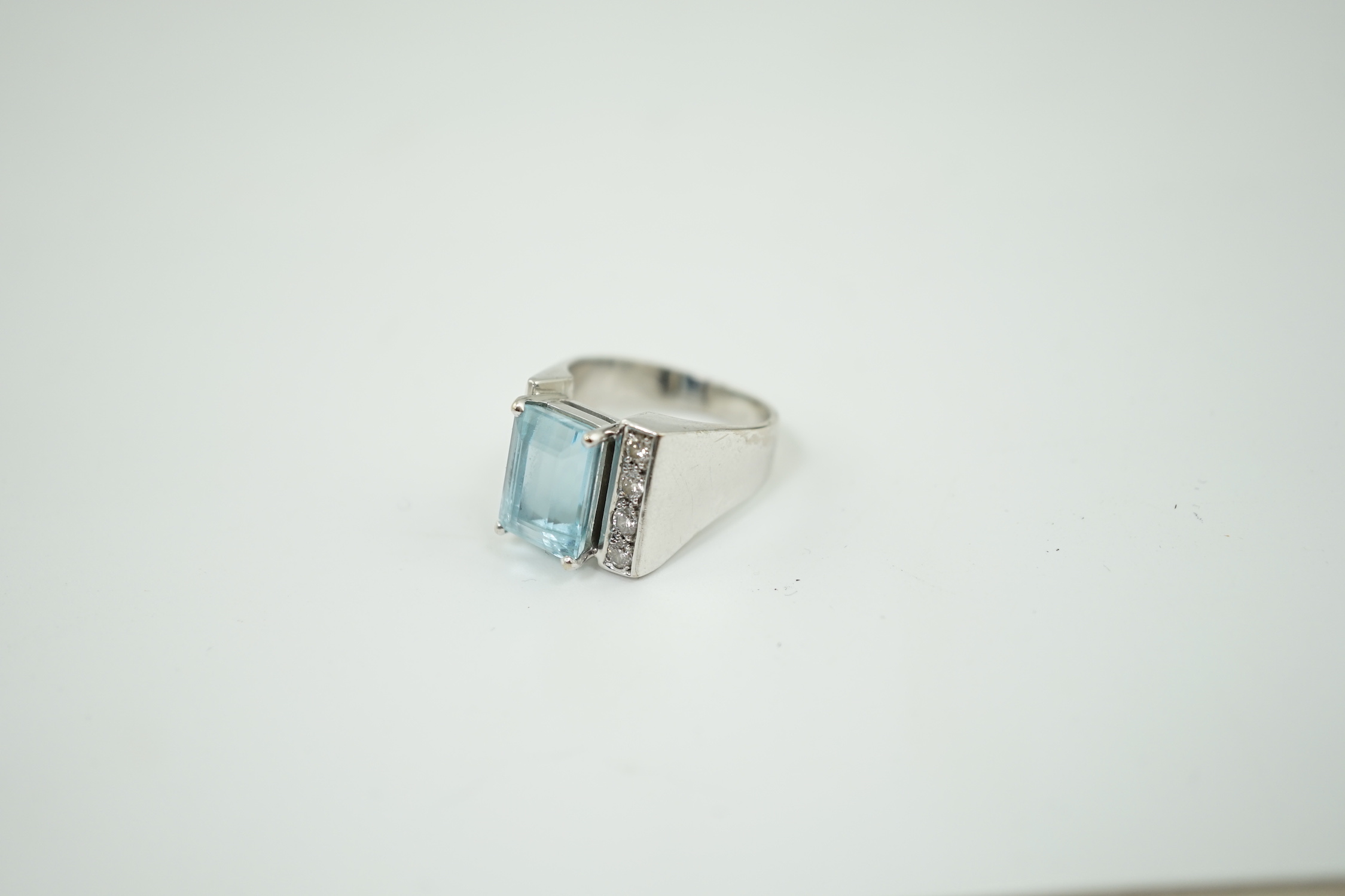 A modern 750 white gold and single stone emerald cut aquamarine set dress ring